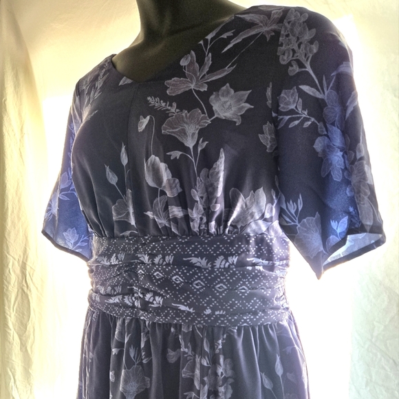 Beautiful Dress - Picture 5 of 11